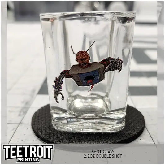 Vaso de chupito de Teetroit con la serie de televisión Pesadilla en Elm Street