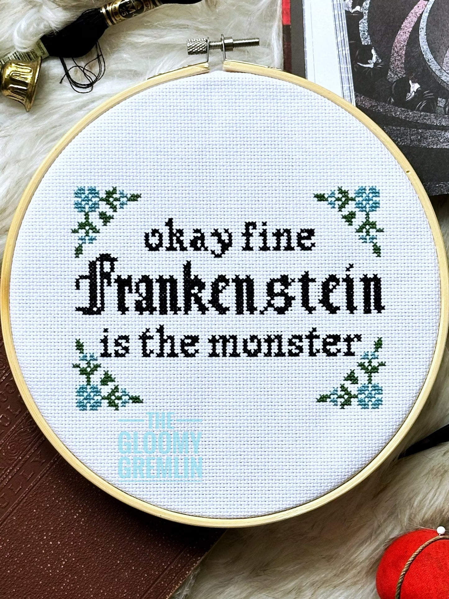 El kit de punto de cruz Frankenstein, el gremlin lúgubre, es el monstruo.