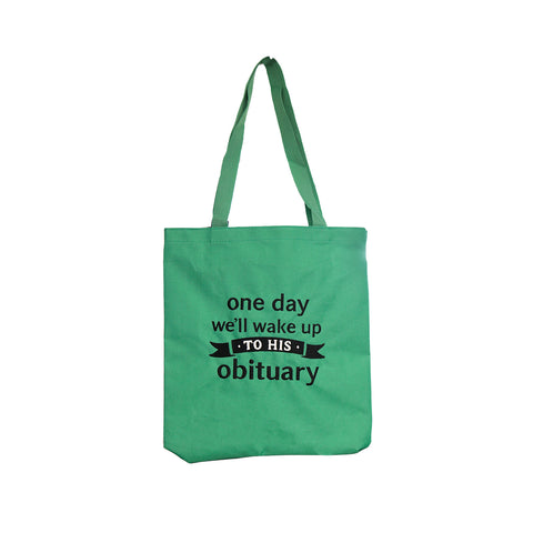 Bolsa de tela verde bordada "Un día despertaremos con su obituario" de StitchnStabs