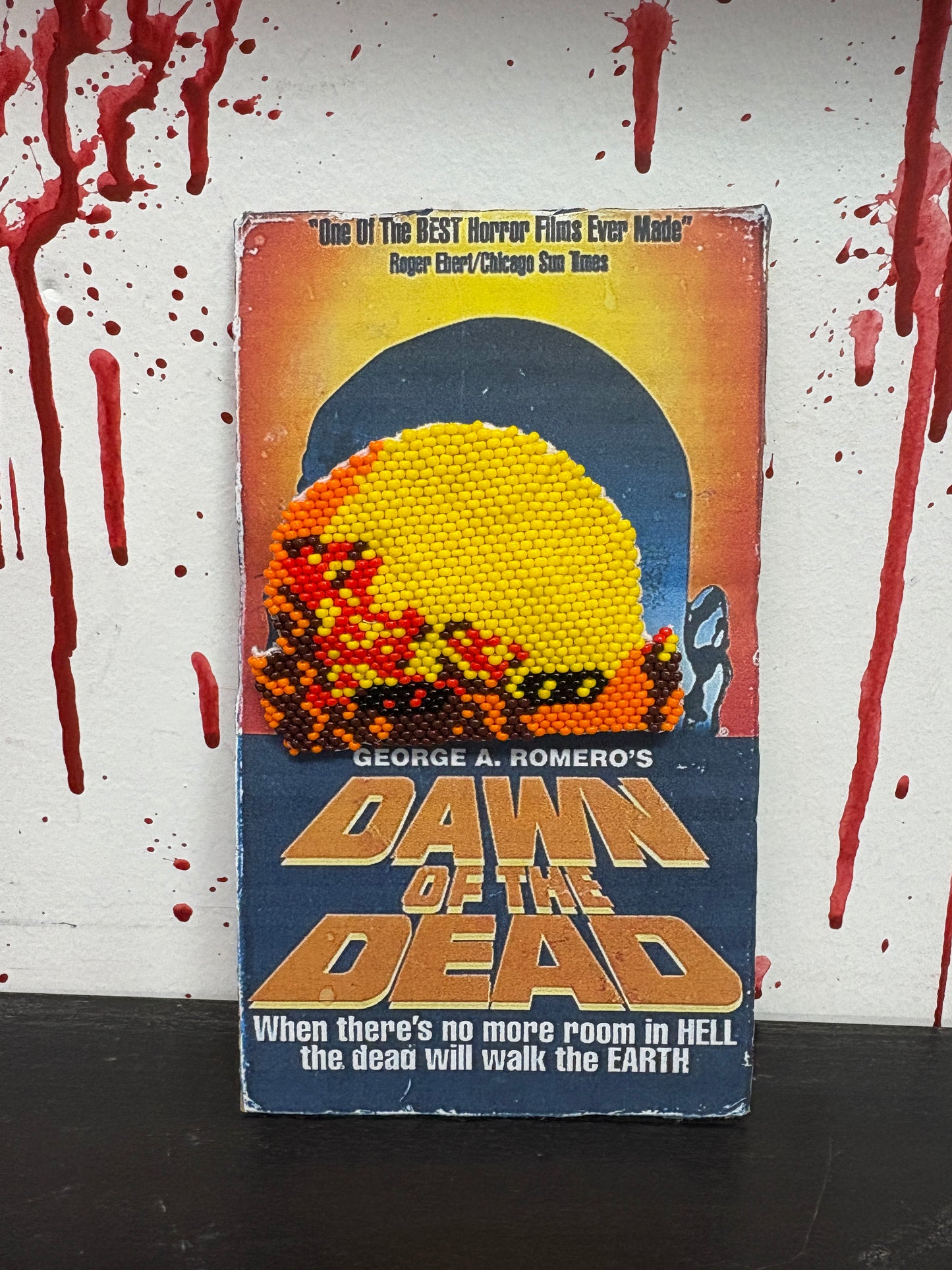 Elegante pin de "El amanecer de los muertos" con cuentas de terror