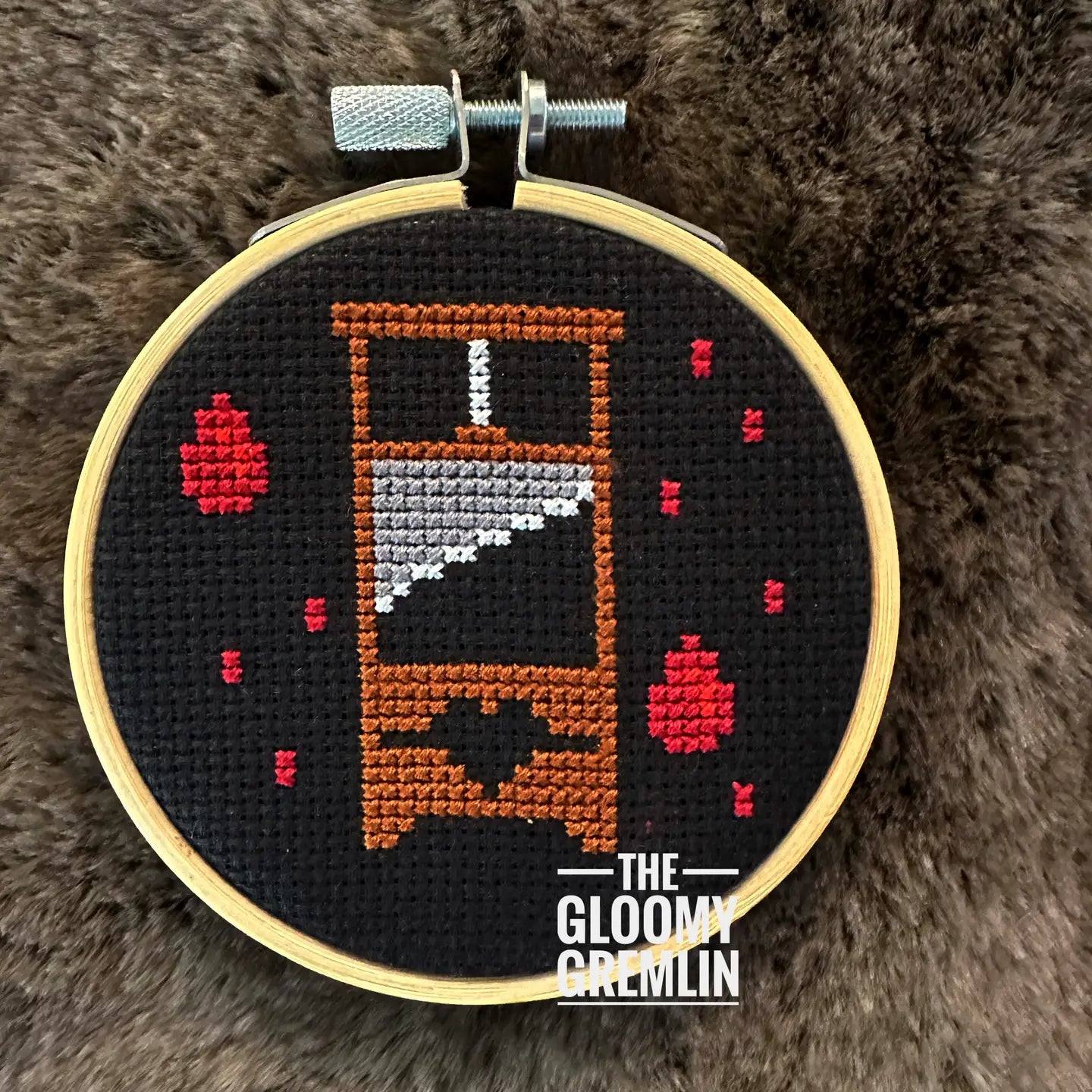 Kit tradicional de punto de cruz "La guillotina del gnomo sombrío"