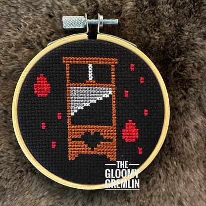Kit tradicional de punto de cruz "La guillotina del gnomo sombrío"