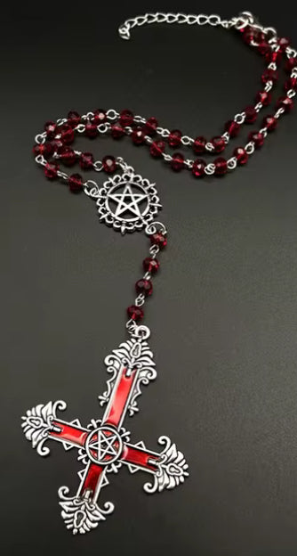 Rosario gótico rojo