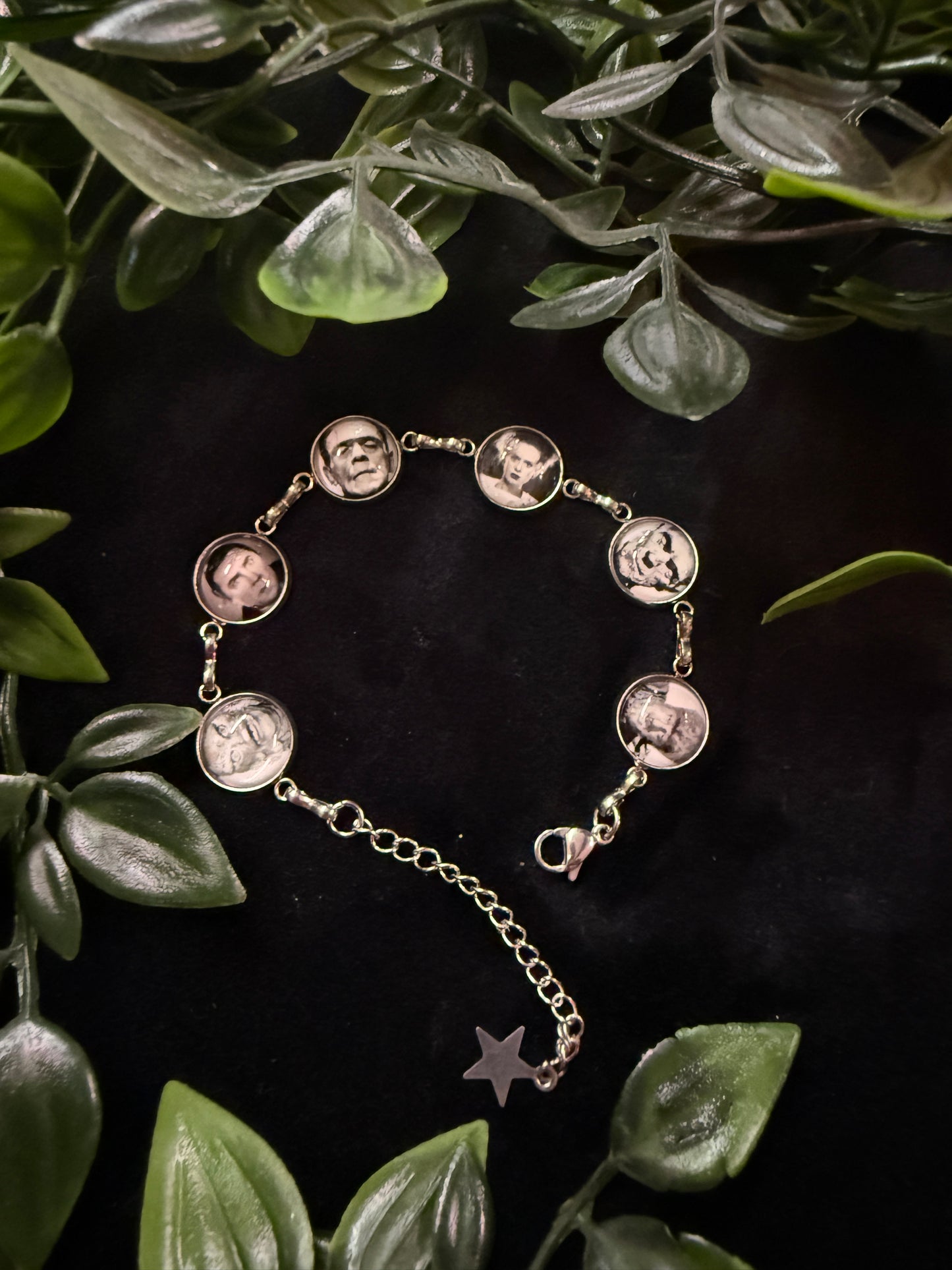 Pulsera de Monstruos Clásicos de Ofrendas del Cementerio