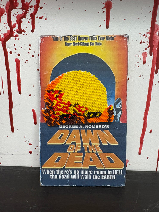 Elegante pin de "El amanecer de los muertos" con cuentas de terror