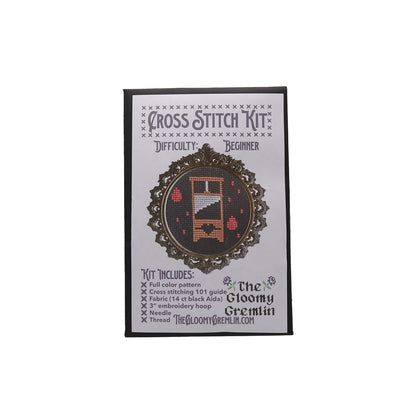 Kit tradicional de punto de cruz "La guillotina del gnomo sombrío"
